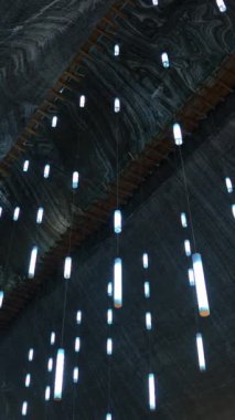 Romanya 'daki Turda tuz madeninin içi. Dikey