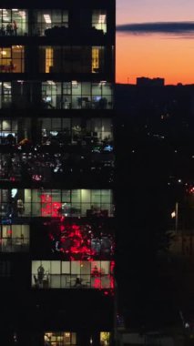 Chisinau, Moldova 'da günbatımında camdan bir binanın hava aracı görüntüsü. Dikey