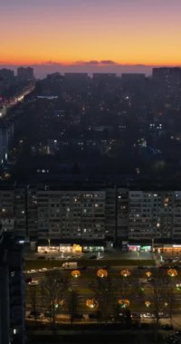 Moldova 'nın Chisinau kentindeki Dacia Bulvarı' nın gün batımında hava aracı görüntüsü. Dikey