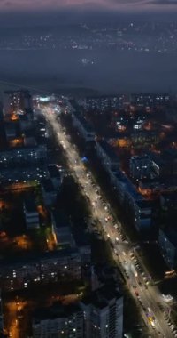 Chisinau, Moldova 'da gün batımında trafikteki araçların hava aracı görüntüsü. Dikey