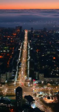 Chisinau, Moldova 'da gün batımında trafikteki araçların hava aracı görüntüsü. Dikey