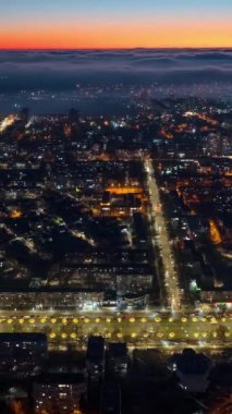 Moldova 'nın Chisinau kentindeki Dacia Bulvarı' nın gün batımında insansız hava aracı görüntüsü. Dikey