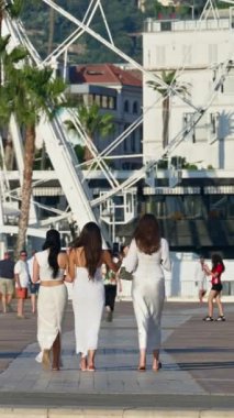 Cannes, Fransa - 15 Ekim 2024: İnsanlar sahilde dönme dolabın yanına taşınıyor. Dikey