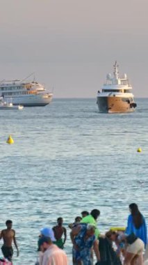 Cannes, Fransa - 15 Ekim 2024: Cannes, Fransa 'da akşam saatlerinde denizde hareket eden farklı türde tekneler. Dikey