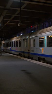 Cannes, Fransa - 15 Ekim 2024: Akşamları Cannes tren istasyonunda hareket eden tren. Dikey