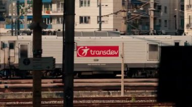 Güzel, Fransa - 24 Kasım 2024: İstasyondaki tren istasyonuna yaklaş