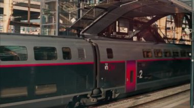 Güzel, Fransa - 24 Kasım 2024: İstasyondaki tren istasyonuna yaklaş