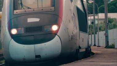 Güzel, Fransa - 24 Kasım 2024: İstasyonun yakınındaki raylarda hareket eden bir trene yaklaş