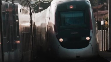 Güzel, Fransa - 24 Kasım 2024: İstasyonun yakınındaki raylarda hareket eden bir trene yaklaş
