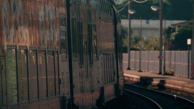 Güzel, Fransa - 24 Kasım 2024: İstasyonun yakınındaki raylarda hareket eden bir trene yaklaş