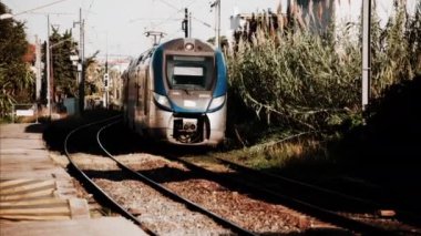Güzel, Fransa - 24 Kasım 2024: İstasyonun yakınındaki raylarda hareket eden bir trene yaklaş