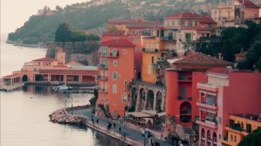 Villefranche sur Mer, Fransa - 10 Kasım 2024: Fransız Riviera 'sında deniz kenti manzarası