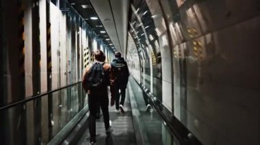 Monte Carlo, Monako - 4 Aralık 2024: İnsanlar Monako tren istasyonunda parlak ışıklarla hareket ediyorlar