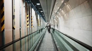 Monte Carlo, Monako - 4 Aralık 2024: İnsanlar Monako tren istasyonunda parlak ışıklarla hareket ediyorlar