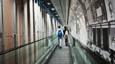 Monte Carlo, Monako - 4 Aralık 2024: İnsanlar Monako tren istasyonunda parlak ışıklarla hareket ediyorlar