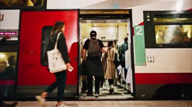 Monte Carlo, Monako - 4 Aralık 2024: İnsanlar Monako tren istasyonunda parlak ışıklarla trene biniyor