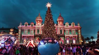 Monte Carlo, Monako - 14 Aralık 2024: Akşamları Noel için dekore edilen Monte Carlo Kumarhanesinin ön manzarası