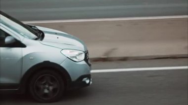 Güzel, Fransa - 24 Kasım 2024: Şehir sokaklarında hareket eden bir araba treninden görüntüler