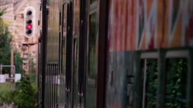 Fransa 'da bir istasyonun yakınındaki raylarda hareket eden bir trene yaklaş.