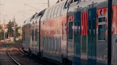 Nice, Fransa 'da tren istasyonunun yakınındaki raylarda hareket eden bir treni kapatın.