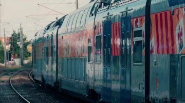 Nice, Fransa 'da tren istasyonunun yakınındaki raylarda hareket eden bir treni kapatın.