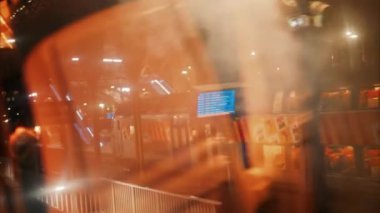 Güzel tren istasyonunun penceresinden akşam manzarası.