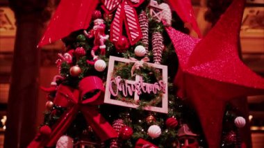 Monako 'daki Monte Carlo Kumarhanesi' nin içindeki süslü Noel ağacı.