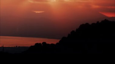 Günbatımında güney Fransa 'daki Alpes-Maritimes' deki Eze sahil komünü havadan izleniyor.
