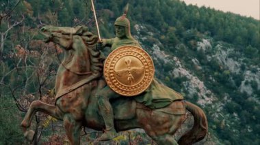 Eze, Fransa - 24 Kasım 2024 Bir tepenin üstündeki bronz savaşçı heykeli