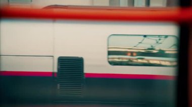 Nice, Fransa 'da tren istasyonunun yakınındaki raylarda hareket eden bir treni kapatın.