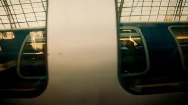 Nice, Fransa 'da bir istasyonun yakınındaki raylarda hareket eden bir trenin penceresinden manzarayı kapat