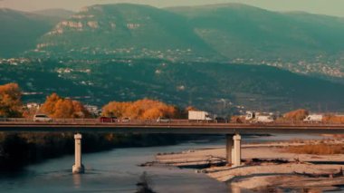 Nice, Fransa 'daki Var nehri üzerindeki bir köprünün insansız hava aracı görüntüsü