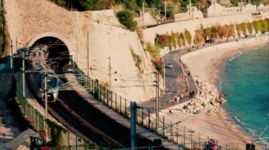 Tren, Fransa 'nın Villefranche sur Mer plajındaki bir tünelden geçiyor.