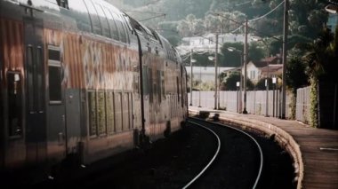Nice, Fransa 'da tren istasyonunun yakınındaki raylarda hareket eden bir treni kapatın.