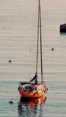 Fransa 'nın Villefranche-sur-Mer kentindeki Ligurian Denizi' ne küçük bir tekne yanaştı. Dikey