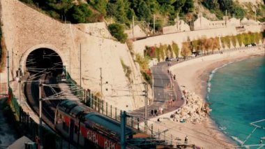 Tren, Fransa 'nın Villefranche sur Mer plajındaki bir tünelden geçiyor.
