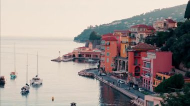 Fransız Rivierası 'ndaki deniz kenti Villefranche sur Mer' in sokak manzarası