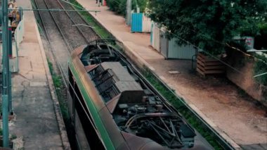 Tren Fransa 'da Villefranche sur Mer' de bir plajın yakınına gidiyor.
