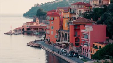 Fransız Rivierası 'ndaki deniz kenti Villefranche sur Mer' in sokak manzarası