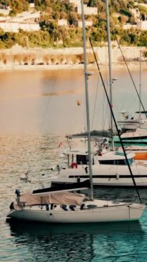 Fransa 'nın Villefranche-sur-Mer kentindeki Ligurian Denizi' nde tekneler limana yanaştı. Dikey