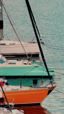 Fransa 'nın Villefranche-sur-Mer kentindeki Ligurian Denizi' nde tekneler limana yanaştı. Dikey