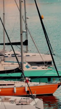 Fransa 'nın Villefranche-sur-Mer kentindeki Ligurian Denizi' nde tekneler limana yanaştı. Dikey
