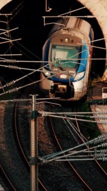 Tren, Fransa 'nın Villefranche sur Mer plajındaki bir tünelden geçiyor.