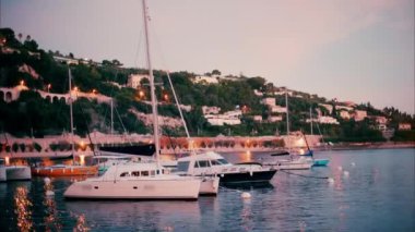 Villefranche Sur Mer, Fransa - 8 Aralık 2024: Akşam saatlerinde Villefranche-sur-Mer limanına yanaşan tekneler