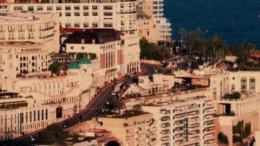 Monte Carlo, Monaco 'da hareket eden arabaların uzaktan görüntüsü