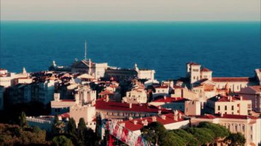 Monako 'nun ufuk çizgisindeki Prince' s Palace 'ın arka planında deniz olan uzak hava manzarası.