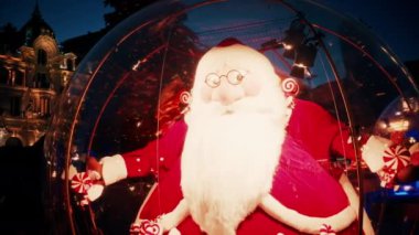 Akşamleyin Monte Carlo Kumarhanesi 'nin avlusunda büyük Noel Baba süslemesi.