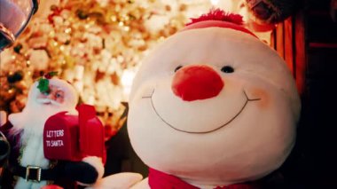 Akşamları Monte Carlo Kumarhanesi 'nin avlusunda büyük bir kardan adam süsü.