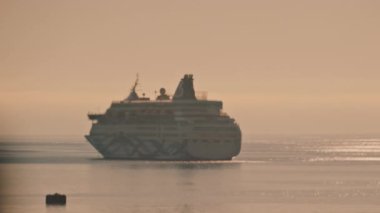 Fransa 'nın güneyinde gün batımında denizde hareket eden bir teknenin uzak görüntüsü.