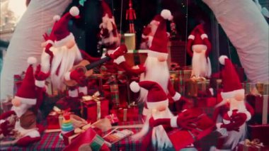 Monte Carlo Kumarhanesi 'nin avlusunda baloncuklu büyük Noel süslemeleri